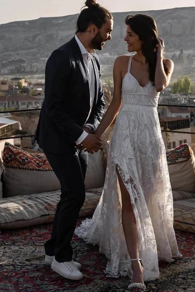Simple Wedding Dresses Ivory Lace A Line Court Train Spaghetti Straps Backless Side Slit Cheap Bridal Dresses VK0401004
